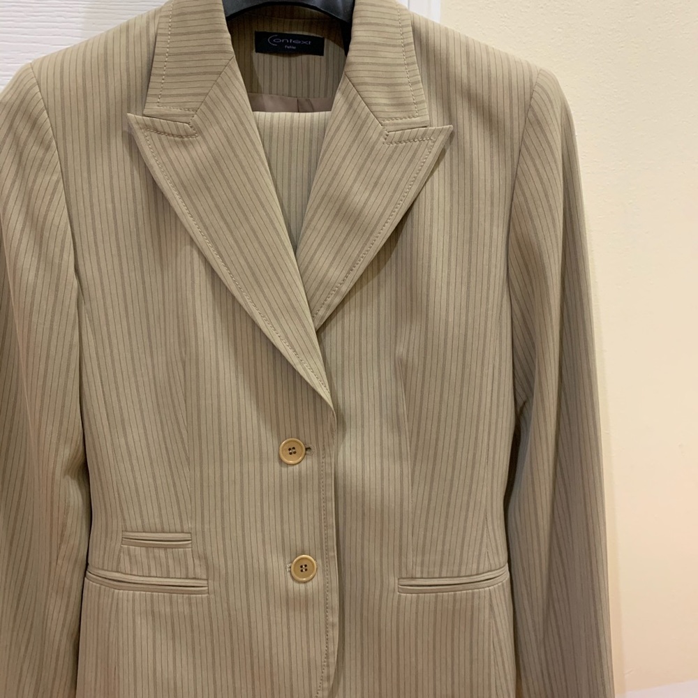 Woman’s suit - Picture 4 of 16